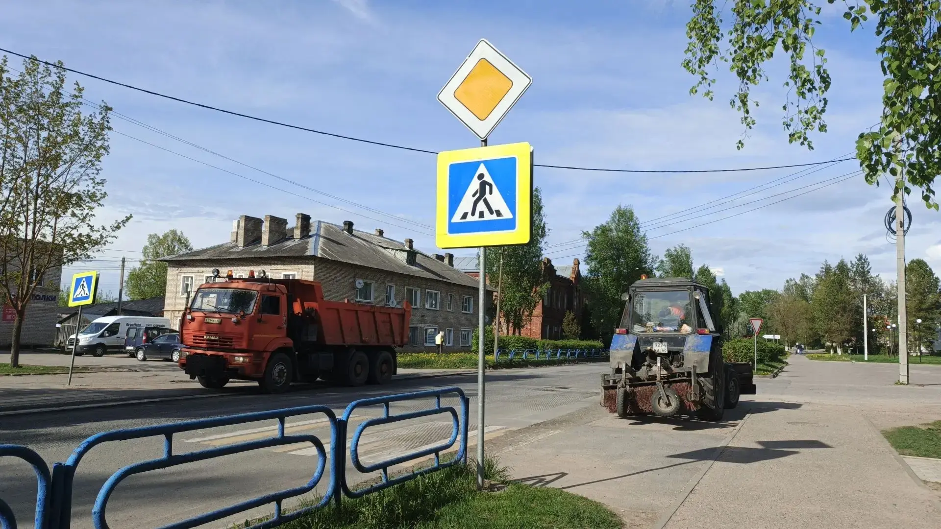 Ремонт дороги на улице Смольной продолжается в Бежаницах