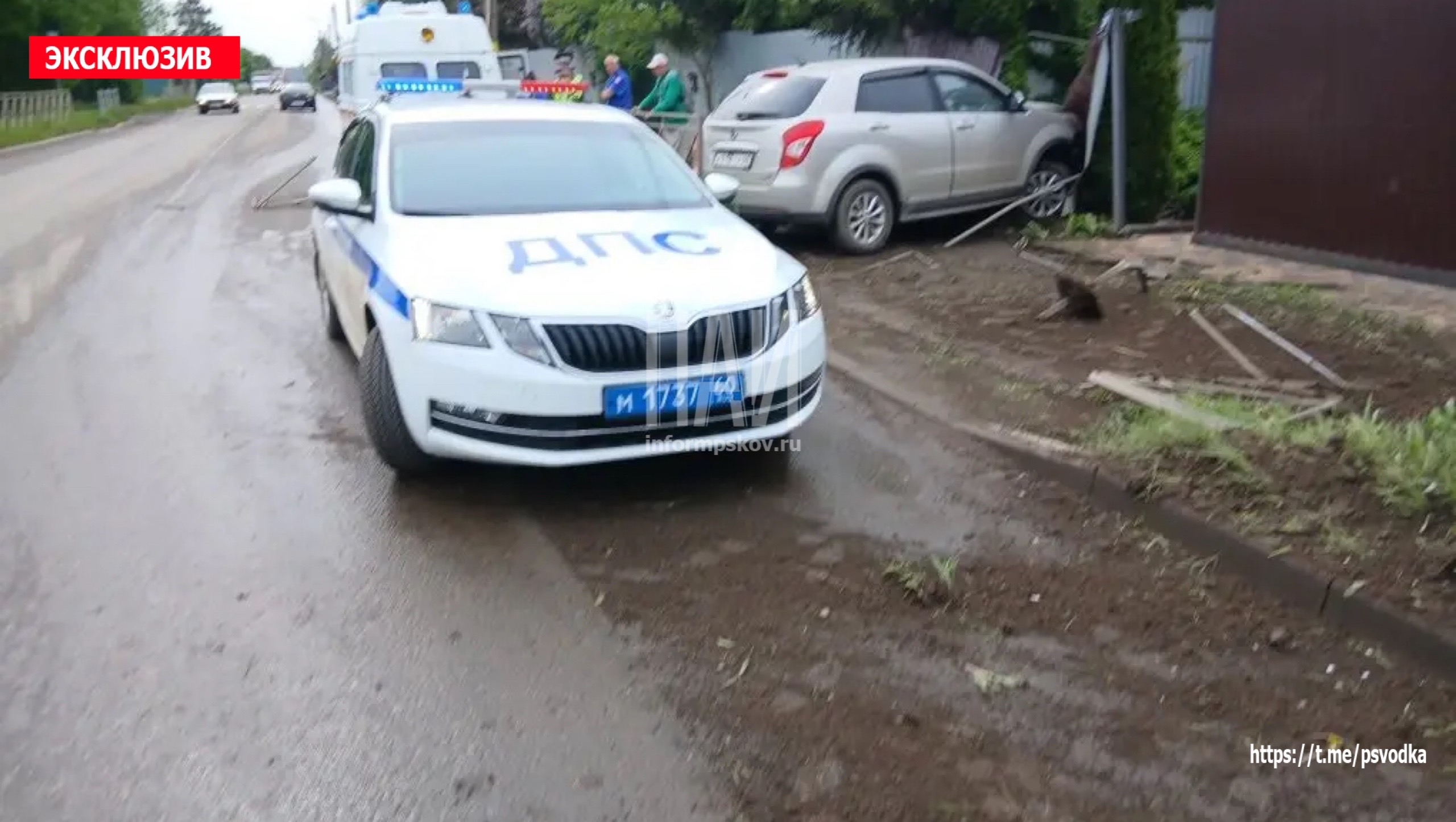 Автомобиль въехал в ограждение в Великих Луках 