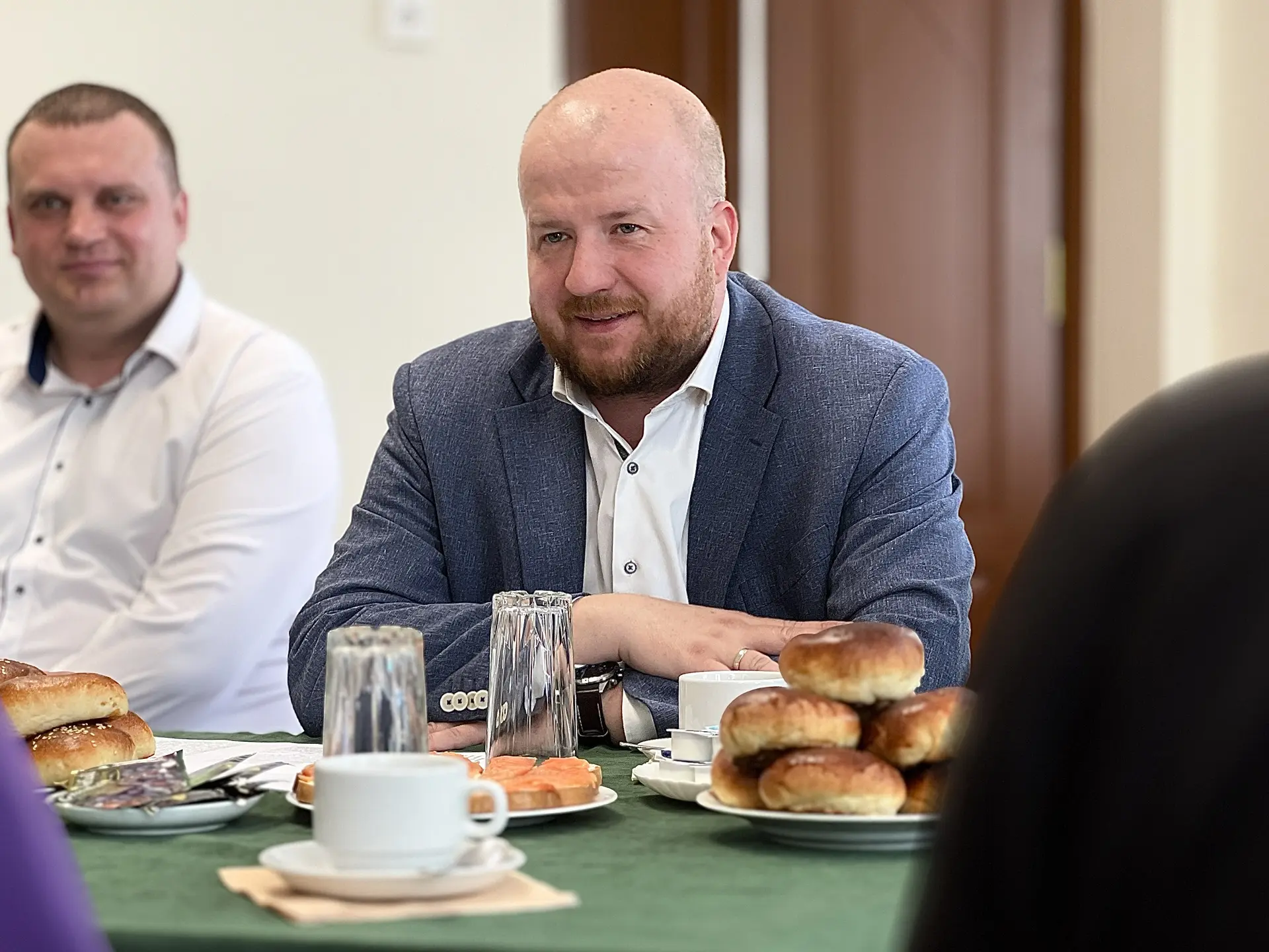 Глава Пскова за завтраком обсудил со студентами их идеи по развитию города