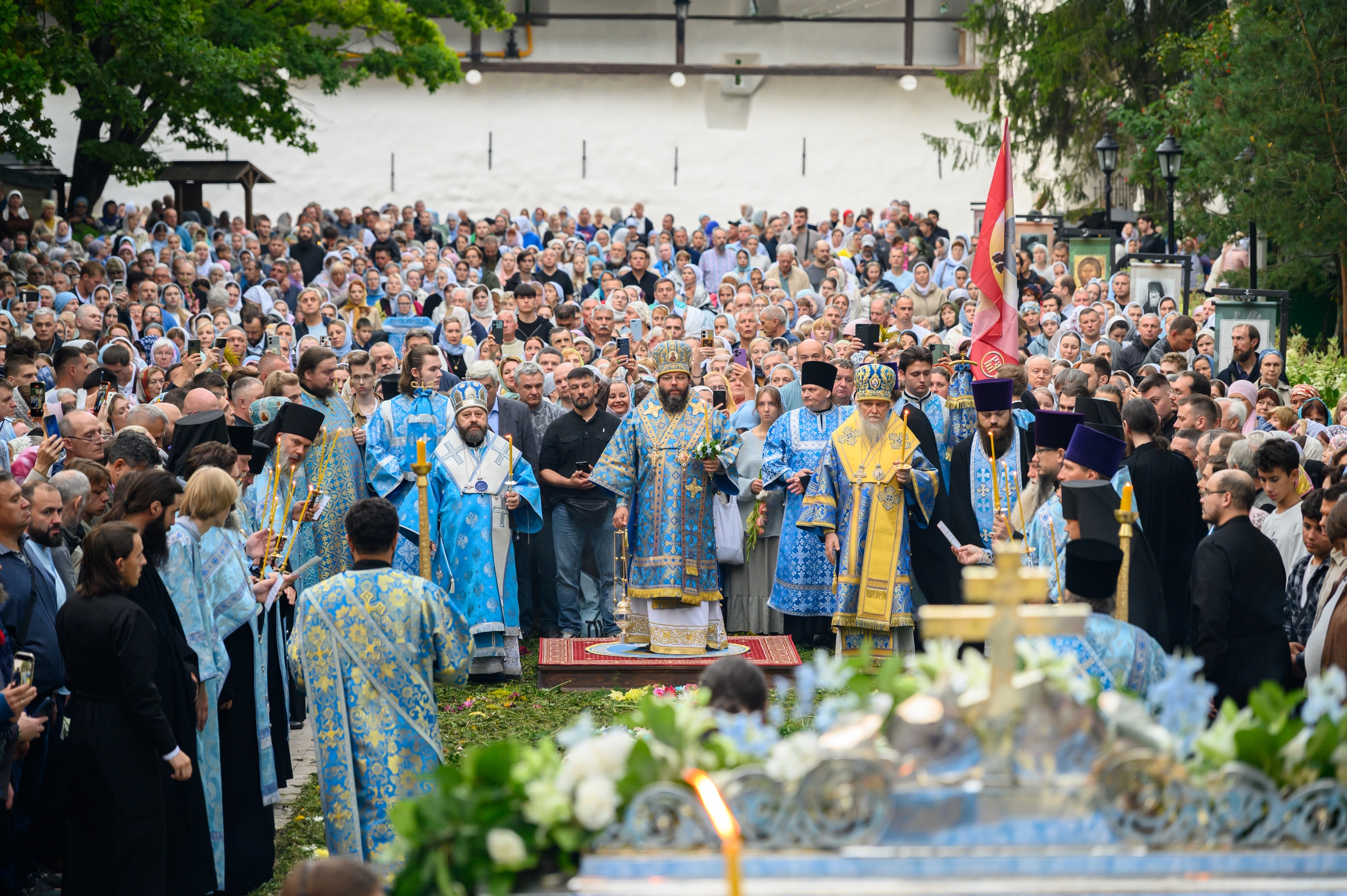 Накануне Успения: всенощное бдение в Псково-Печерском монастыре