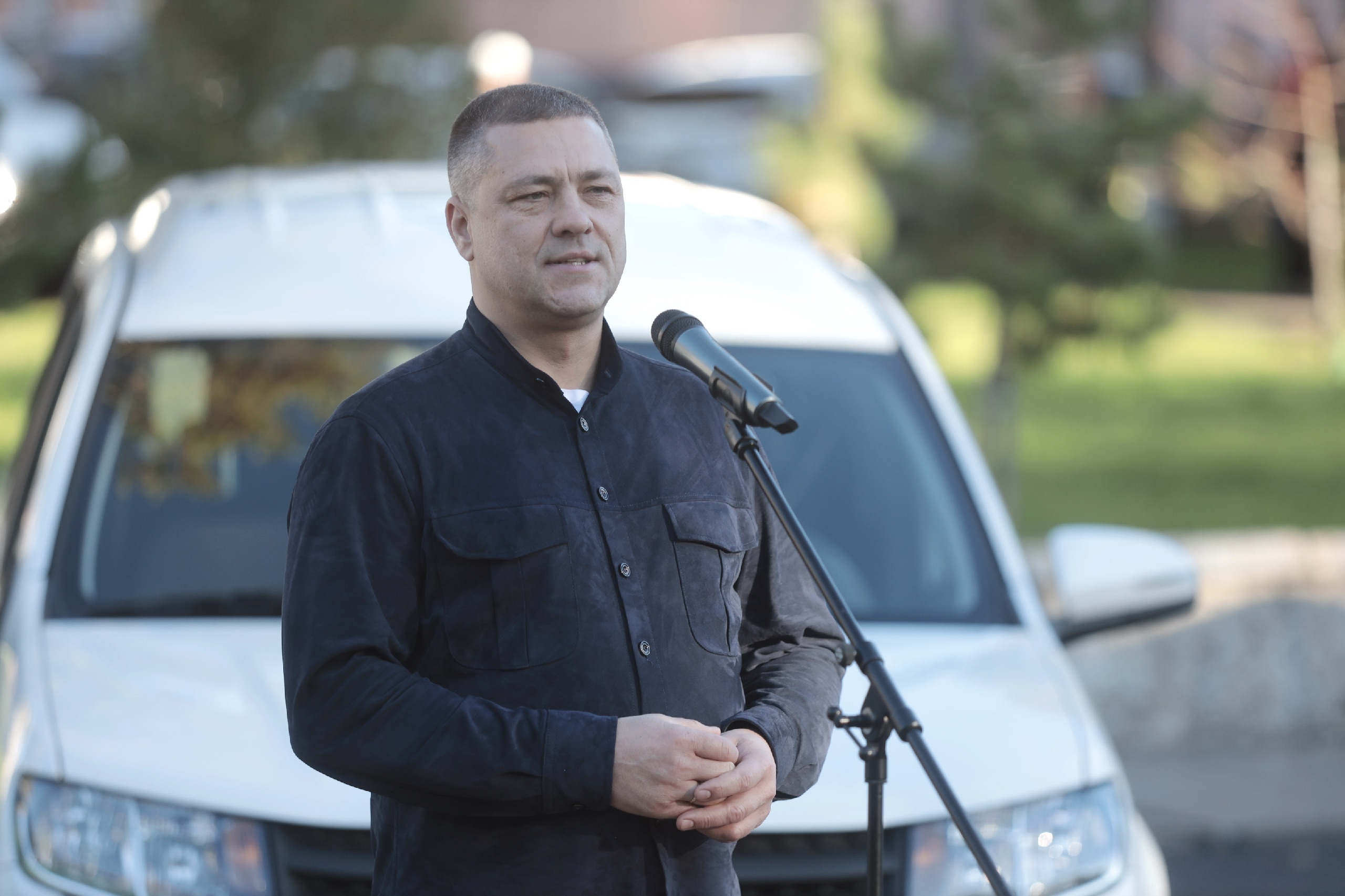 Дорога к пациентам: Михаил Ведерников вручил псковским медикам ключи от 20 новых Lada Largus