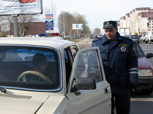 На фото: инспектор ГИБДД проверяет документы у несознательного водителя