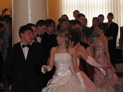 На фото: студенты танцуют полонез