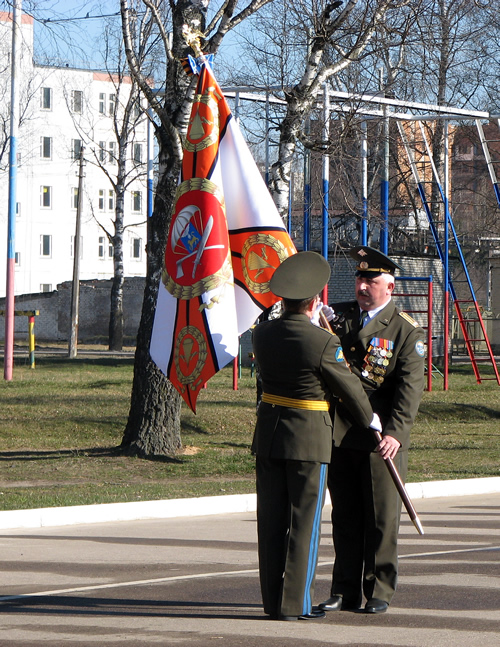 На фото: вручение Георгиевского знамени
