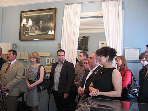 На фото: члены ЛДПР на экскурсии в музее-квартире Ленина.