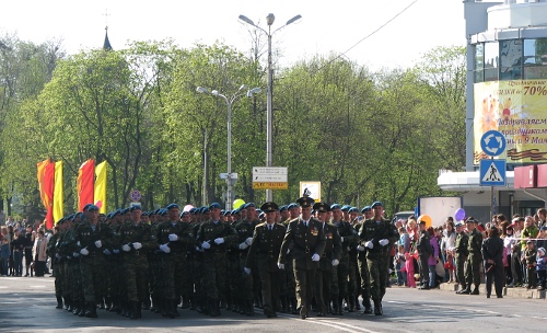 На фото: смотр строя воинов Псковского гарнизона