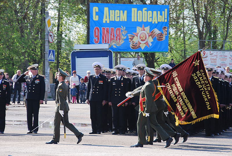 На фото: открытие парада Победы в Острове