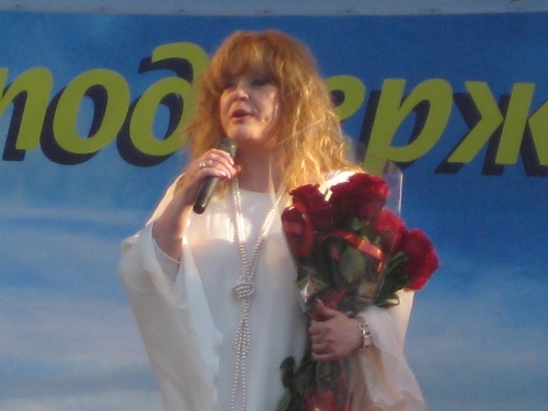 На фото: Алла Пугачёва обращается к псковичам