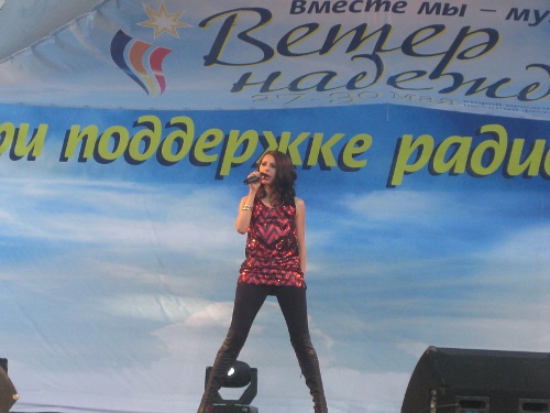 На фото: поёт Наталья Терехова
