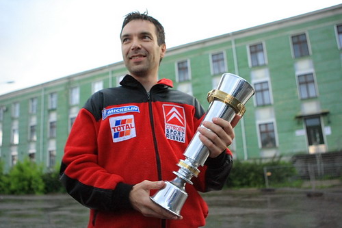 На фото: Олег Мыслевич с кубком от команды RPM Rally Team. Фотограф Лина Арнаутова.
