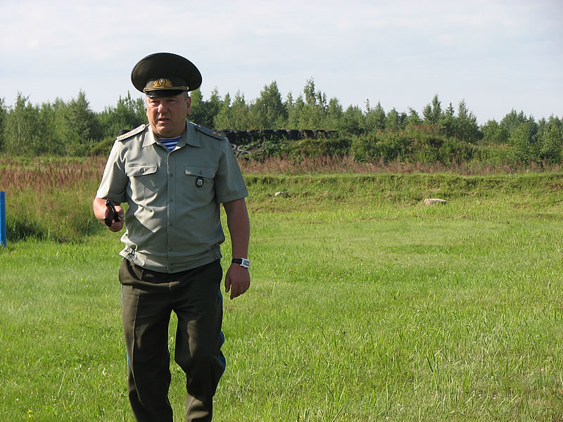 На фото: Владимир Шаманов на стрельбище.