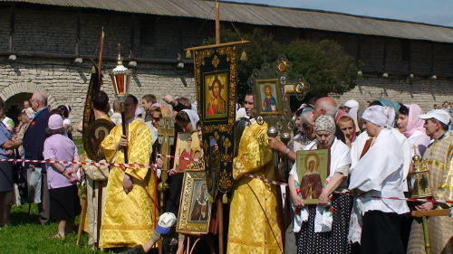 На фото: молебен на Вечевой площади