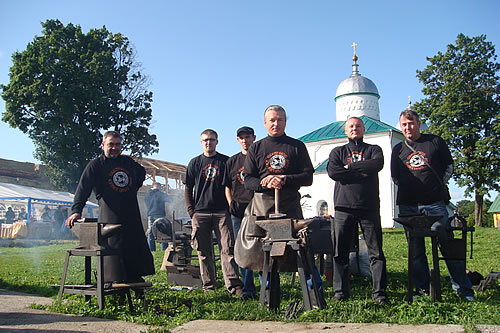 На фото: псковские кузнецы на "Железном граде-2009"