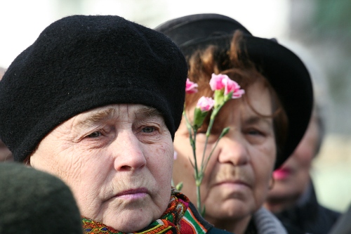 На фото: участники митинга памяти жертв политических репрессий в Пскове (фото Л. Шлосберга)