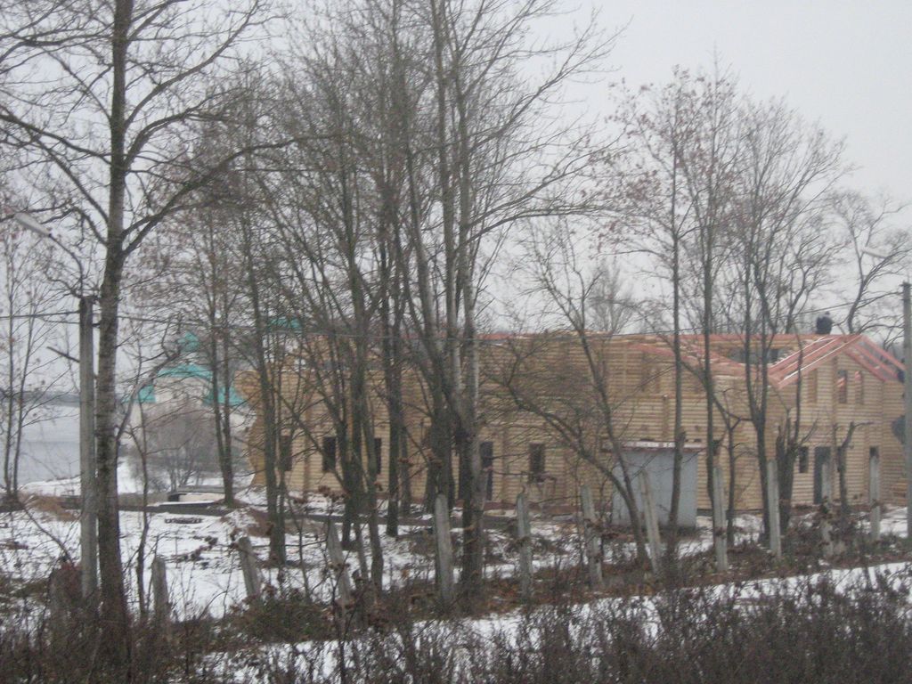 Уродливое здание в исторической части Пскова (Фото 1)