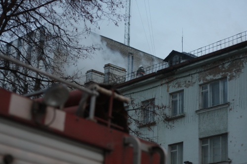 На фото: пожарные работают на месте происшествия