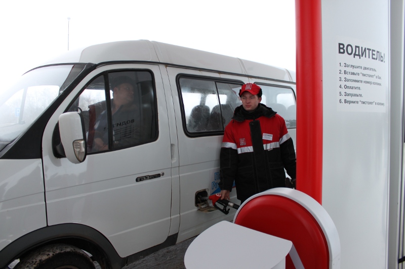 На фото: заправка школьного автобуса.