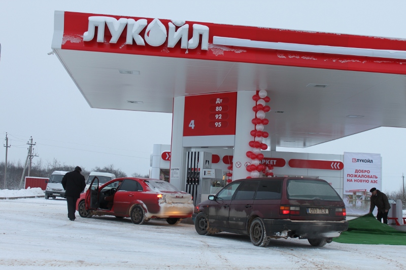На фото: первые посетители новой АЗС.
