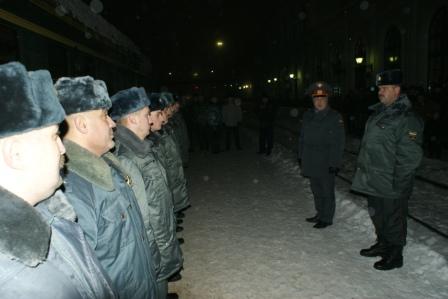 На фото: построение милиционеров на перроне вокзала в Пскове.