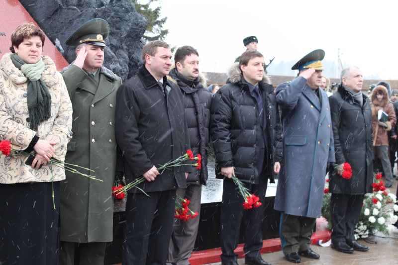 На фото: участники траурного митинга у памятника 6-ой роте.