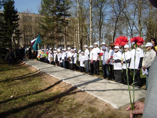 На фото: перед открытием памятника