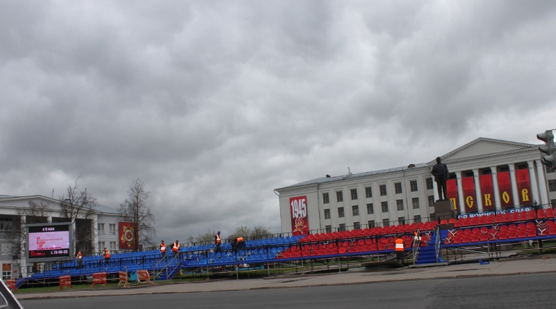 На фото: монтаж трибун для ветеранов.