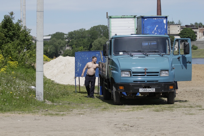 На фото: городской пляж готовят к купальному сезону