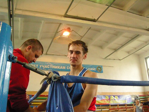 На фото: КМС по боксу, чемпион 2008 года Андрей Бородков