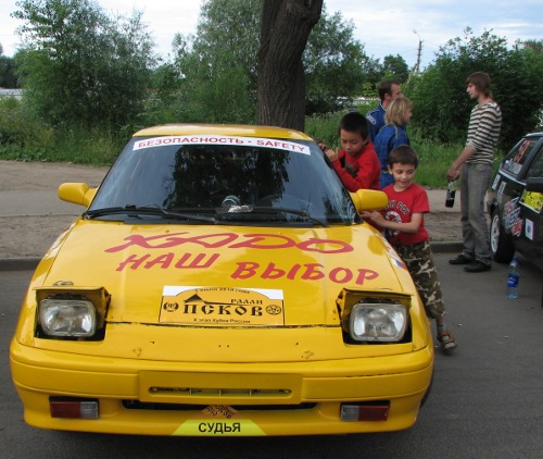 На фото: раллийный автомобиль.