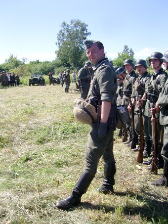 На фото: участник реконструкции.