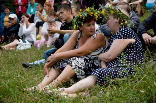 На фото: праздничная ночь на Ивана Купалу в Изборске.