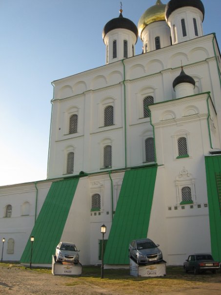 Осквернили достояние г.Пскова (Фото 1)