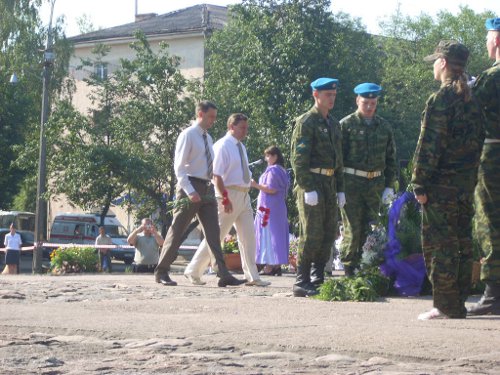 На фото: Ян Лузин и Иван Цецерский возлагают цветы