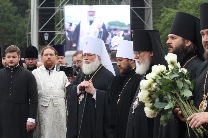На фото: митрополит Псковский и Великолукский Евсевий и духовенство.