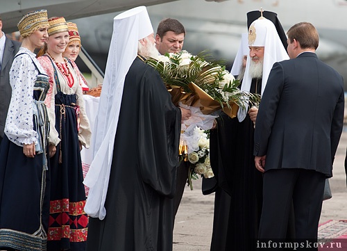 На фото: встреча Патриарха Кирилла в аэропорту