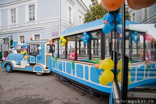 На фото: экскурсионный поезд