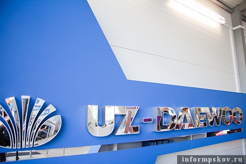 На фото: логотип Uz-Daewoo