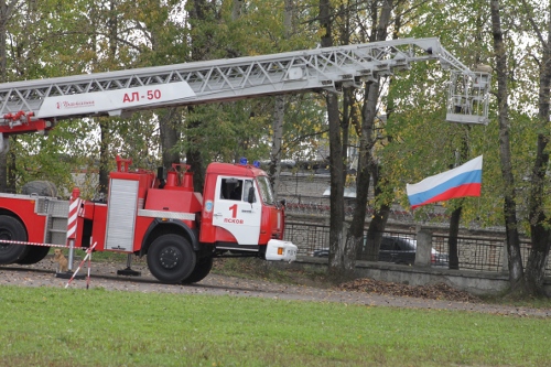 На фото: пожарная лестница.