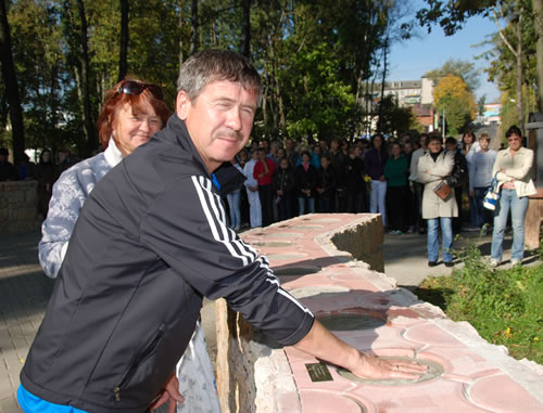На фото: отпечаток руки на Аллее Славы звёзд спорта и кино оставляет Михаил Девятияров