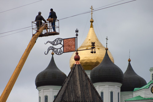 На фото: установка прапора