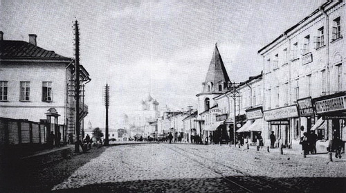 На фото: Великолуцкая улица. Слева - дом Брылкина