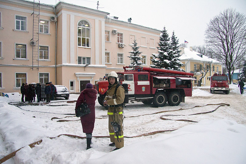 На фото: пожар в Псковской областной филармонии