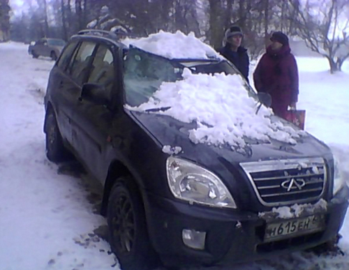 На фото: повреждённый автомобиль