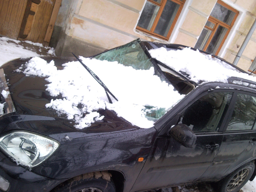 На фото: повреждённый автомобиль
