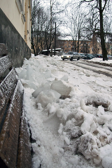 На фото: сбитые сосульки и наледь