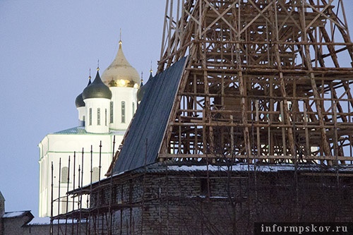 На фото: восстановление шатра Власьевской башни