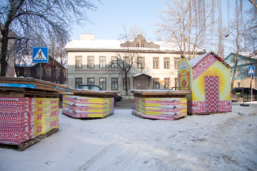 На фото: масленичный городок