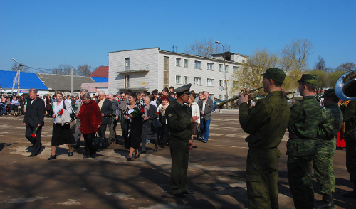 На фото: торжественное шествие к месту проведения митинга