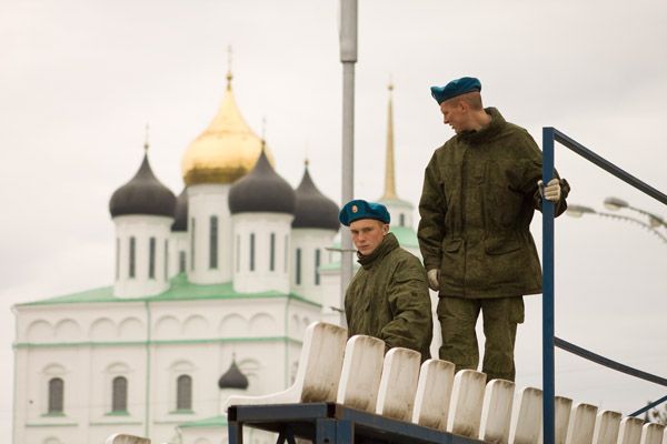 На фото: монтаж трибун на площади Ленина