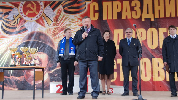 На фото: Павел Мищенков приветствует участников